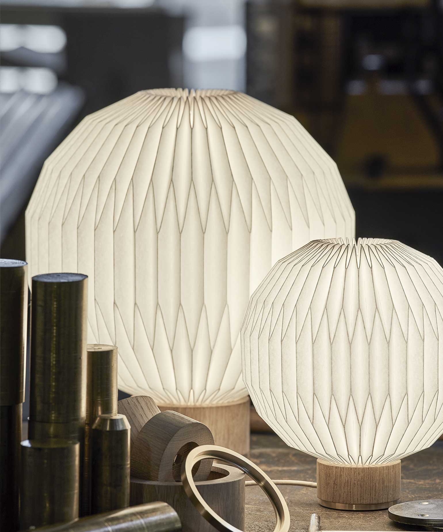 To model 375 bordlamper med lys i, stående blandt værktøj